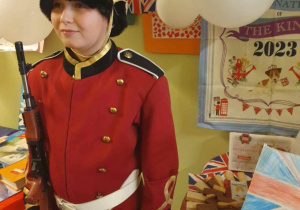 Uczeń w charakterystycznym stroju wartownika brytyjskiego