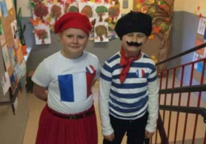 Uczniowie w strojach francuskich