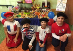 Uczniowie w charakterystycznych strojach francuskich