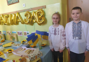 Uczniowie w strojach galowych ukraińskich