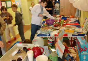 Stoisko z charakterystycznymi dla Wielkiej Brytanii eksponatami i smakołykami