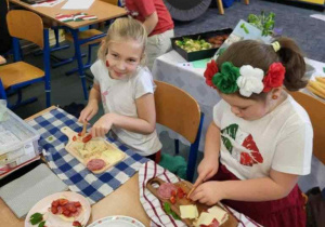 Uczniowie przygotowujący przysmaki na stoisko