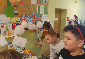 Uczniowie ozdobieni gadzetami symbolizującymi ich stoisko