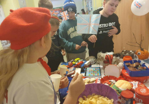 uczniowie kosztujący brytyjskie przysmaki