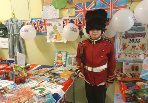 Uczeń w stroju wartownika brytyjskiego