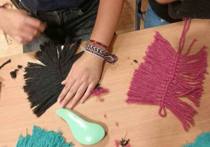 Zielona i czerwona makrama i formowanie liścia