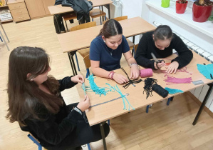 Dziewczęta podczas wykonywania makramy