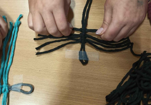 Wełna przylkejona do stolika formowana i wiązana w wybrany kształt