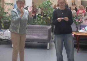 Scenka o bezpieczeństwi w ruchu drogowym i noszeniu odblasków