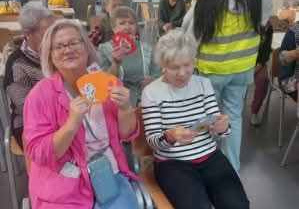 Upominki od uczniów z okazji Dnia Seniora