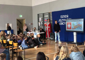 Uczniowie podczas prezentacji wylosowanych języków i kultury kraju