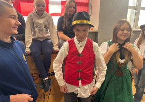 Uczniowie w strojach ludowych Szwajcarii