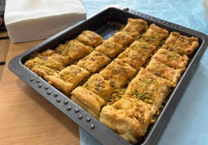 Foremka ze smakowitym ciastem z pistacjami