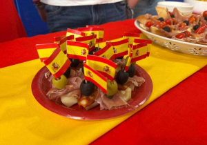 koreczki ozdobione wykałaczkami z flagą Hiszpanii