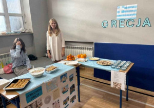 Uczennice za stoiskiem Grecji