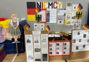 Stoisko z plakatami i infrormacjami dotyczącymi zabytków i kultury Niemiec