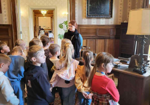 Uczniowie na tle wnętrz Pałacu Poznańskich