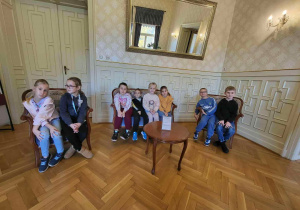 Uczniowie na tle wnętrza pałacu