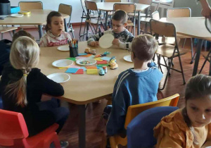 Uczniowie podczas warsztatów plastycznych