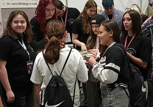 Uczniowie klas ósmych przed wejściem na Festiwal Zawodów