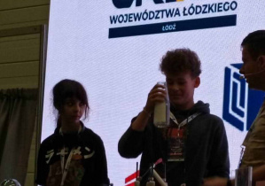 Prezentacja przy jednym ze stanowisk - uczeń trzyma biały przedmiot w ręku przed soba