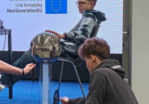 Kolejne stanowisko. Jeden uczeń siedzi na fotelu w pozycji "wygodnej" drugi pbserwuje