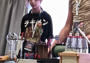 Wolontariusze przy prezentacji swojego stanowiska