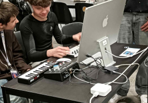 uczniowie przy stanowisku komputerowym