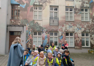 Uczniowie słuchają przewodniczki