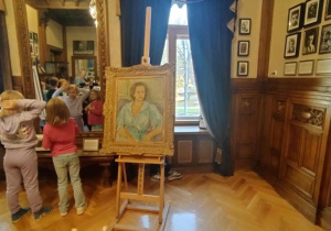 Zwiedzają gabinet fabrykanta