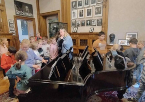 Oglądają eksponaty