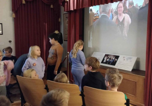 Słuchają prelekcji