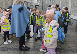 Słuchają historii o Róży