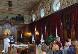 Dzieci oglądają salę balową