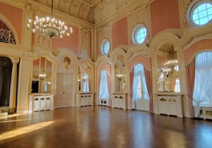 Piękne wnętrze sali balowej Pałacu Poznańskiego