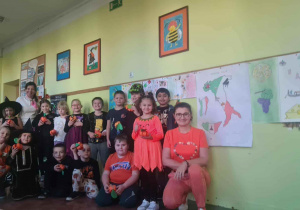 wspólne zdjęcie przy wystawie prac