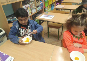 Uczniowie smakują zupę krem z dyni