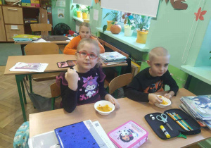 Uczniowie jedzą zupę dyniową