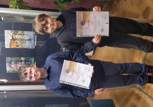 Chłopcy prezentują dyplomy laureatów