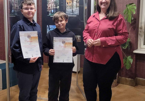 Uczniowie wraz z opiekunem Koła Turystycznego p. Mileną