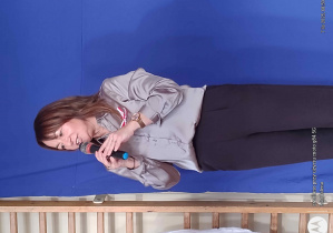 Pani Dyrektor gratuluje uczniom znajomości i wykonania pieśni patriotycznych i mówi o wadze Święta Niepodległości