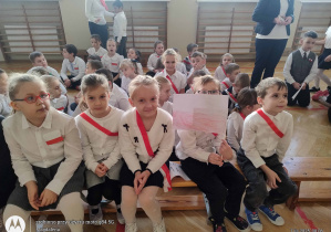 uczniowie klas młodszych w oczekiwaniu na występ