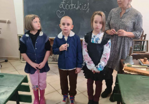 Uczniowie prezentują dawne mundurki szkolne