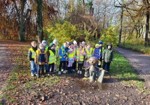 W drodze do teatru - uczniowie na tle drzew w jesiennych kolorach