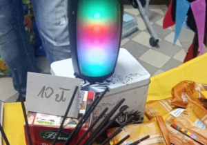 Kolorowa lampa na stoisku kiermaszowym