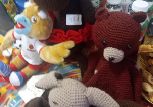 Maskotki wystawione na kiermaszu