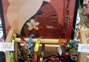 Obraz i ozdoby do nabycia podczas kiermaszu