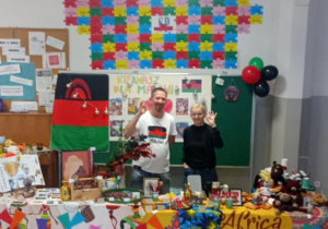 Stoisko kiermaszu wraz z osobami je obsługującymi