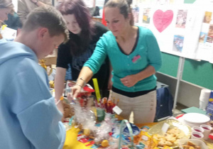 Pani Krystyna z Rady Rodziców obsługuje kiermasz