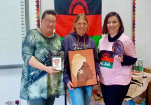 Pani Joanna, Anna i Aneta z obrazem sztuki afrykańskiej